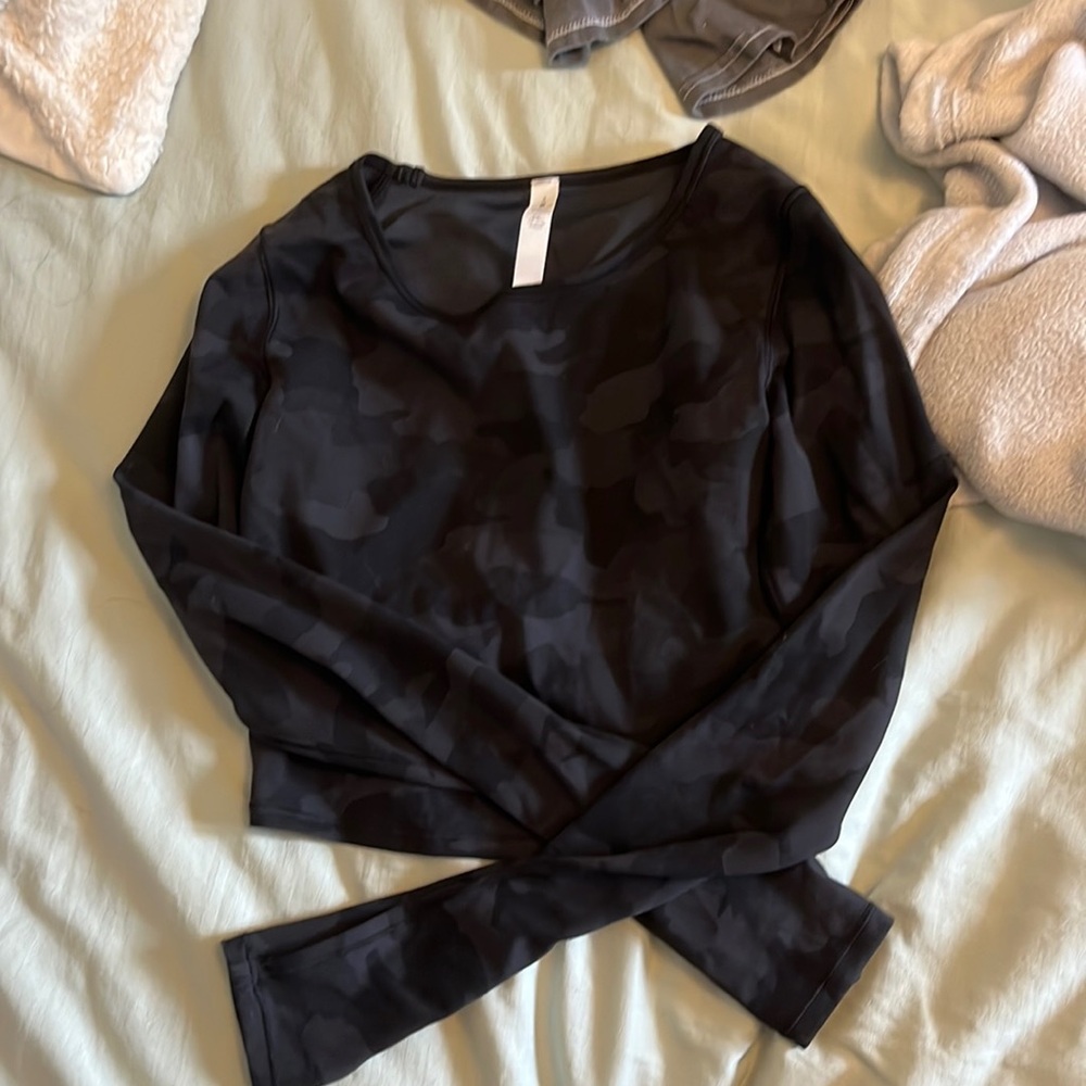 Lululemon cropped camo long sleeve top with thumb holes